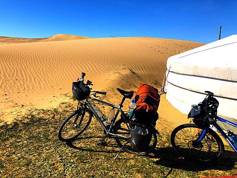 Koga Signature Rad an Sanddünen in der Mongolei