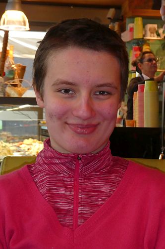 Person in einem Eis-Cafe, lächelnd