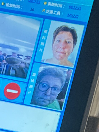 Miri bei der Kontrolle in Shanghai