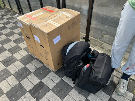 Brompton-Kartons und -Taschen an Haltestelle