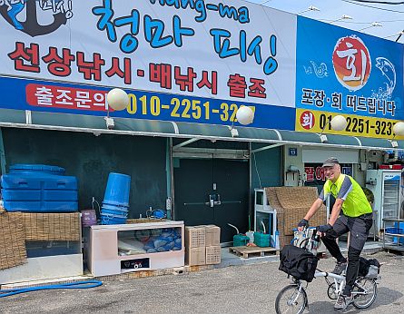 Radler vor koreanischen Geschäften