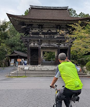 Mii-dera Temple: Niomon Gate - Pagoden und Radler