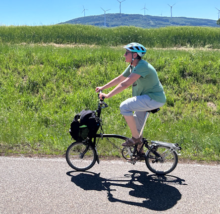 Radlerin auf Brompton von Seite