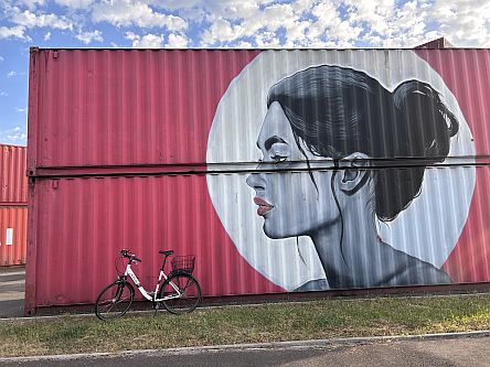 Container mit Frauenkopf bemalt