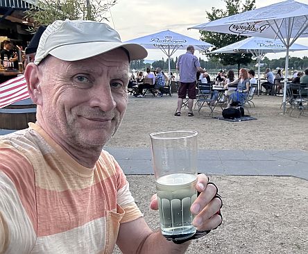Mann mit Glas