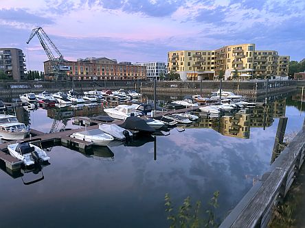 Hafen mit kleinen Yachten
