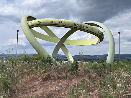 Dreiklang-Kreisel: vor dem Schwimmbad rheinwelle bei Gau-Algesheim