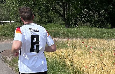 Jogger mit deutschem Kroos-Trikot