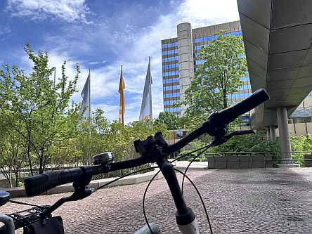 Fahrradlenker und Fahnen
