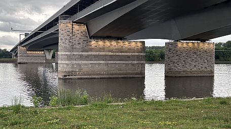 Schiersteiner Brücke  von unten mit Beleuchtung
