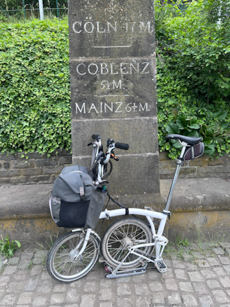 Alte Kilometer-Markierung  für  Cöln, Coblenz, Mainz
