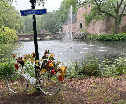 Blumengeschmücktes Rad am Wassergraben von Kasteel Arcen