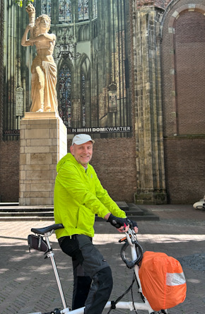 Radler vor dem Monument sodomietenvervolging am Dom in Utrecht