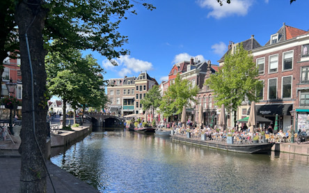 Wasserstraße in Leiden in Sonne und  Schatten