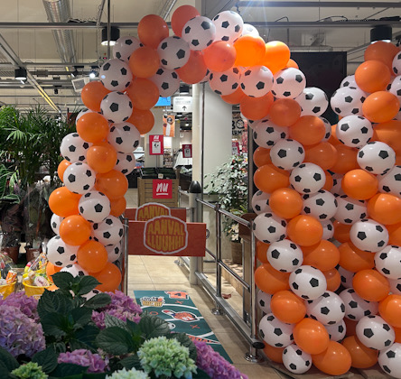 Luftballons in holländischen Nationalfarben im Supermarkt