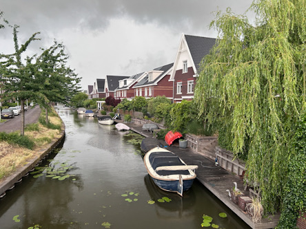 Kleiner Kanal  mit Trauerweide