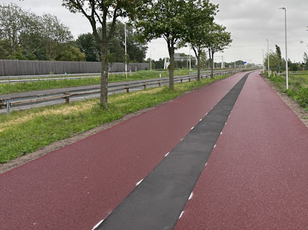 Radwegbau in den Niederlanden mit Mittelstreifen