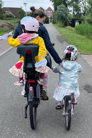 Radlerin mit zwei Kindern von hinten