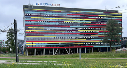 Hochhaus bunt quer gestreift im Utrecht Science Park