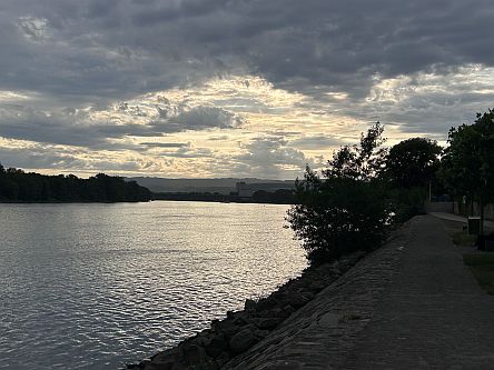 Abendstimmung bei düsteren  Wolken am Rhein
