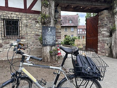 Rad vor Fachwerk-Tor