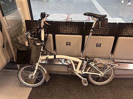 Faltrad ungefaltet im Nahverkehrszug