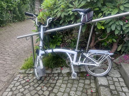 Brompton am Geländer befestigt