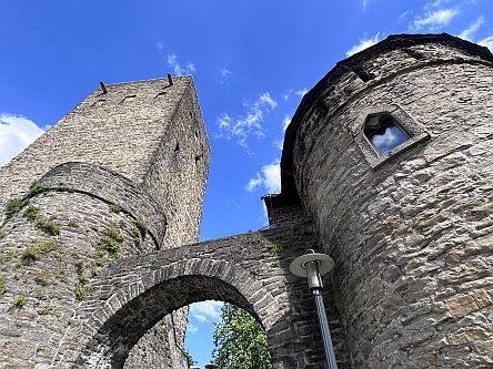 Burg Blankenstein  von unten, von vorner