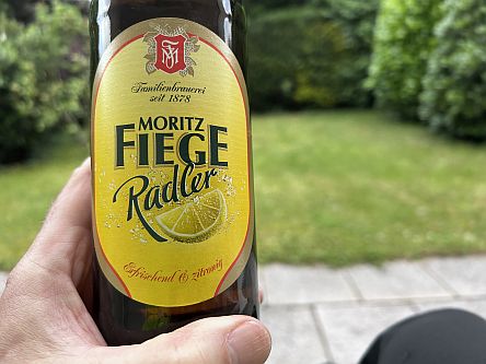Bierflasche in der Hand: Moritz Fiege Radler