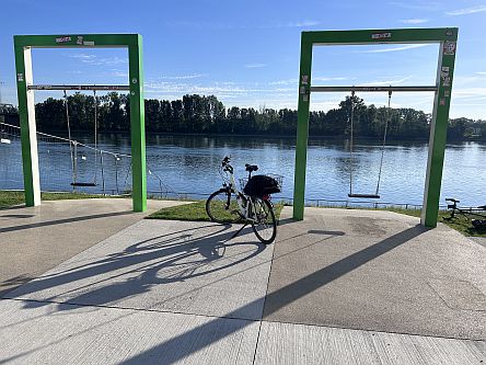 Schaukeln und Rad im Zollhafen Mainz