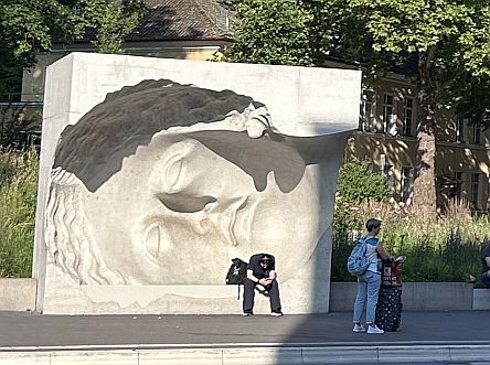 Beton-Skulptur Haltestelle 'Stadtpark/LEIZA'