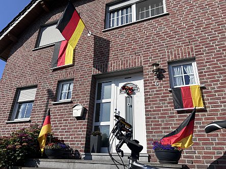 Haus mit Deutschland-Fahnen