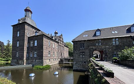 Schloss mit Wassergraben