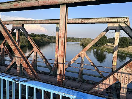 Ruhr: Radweg- und Eisenbahnbrücke im Abendlicht