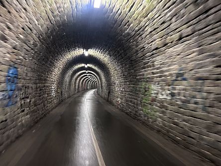 Im Schulenbergtunnel: Bahntrassenradweg