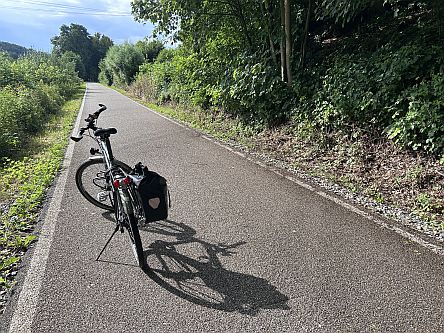 Rad auf Bahntrasse