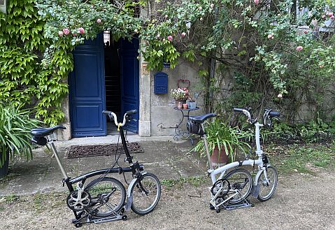 Zwei Bromptons in Woinville