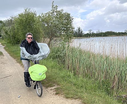 Miri mit Regencape auf Brompton am Lac de Madine