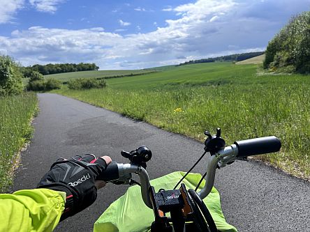 Brompton-Lenker auf asphaltiertem Radweg