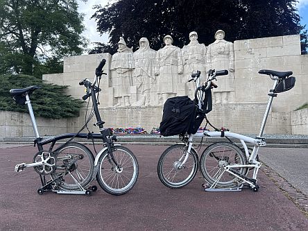 Verdun: zwei Brompton-Räder vor Soldaten-Denkmal