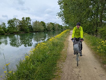 Brompton-Radler von vorne an der Meuse
