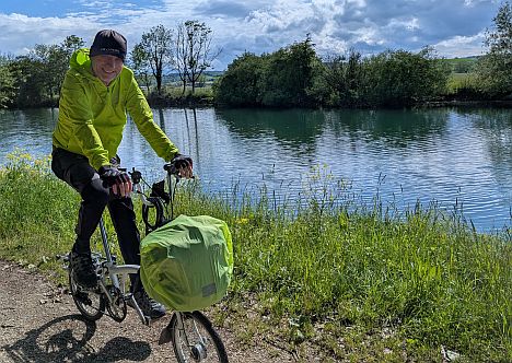 Regenschutz über Brompton-Tasche