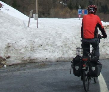 Chris on the Bike in Oberwald am Winterwanderweg zum Rhône-Gletscher, Wallis, Schweiz 