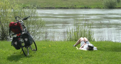 Miris Mittagspause mit Fahrrad am Rhône-Ufer bei Evieu, Frankreich