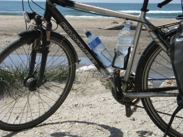 Herrenrad Panther Dominance Trekking am Plage Piémanson, Camargue, Mittelmeer, Frankreich
