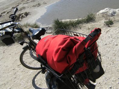 Herrenrad Panther Dominance Trekking am Plage Piémanson, Camargue, Mittelmeer, Frankreich