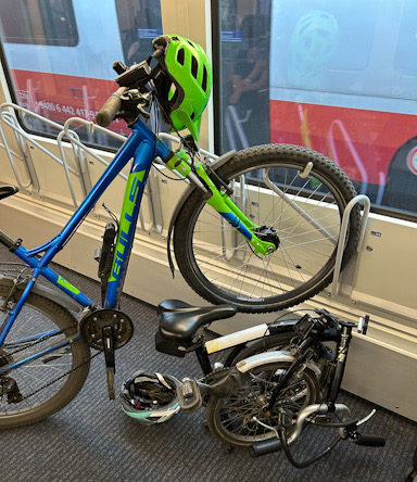 Rad und Brompton im IC-Doppelstockwagen-Fahrradabteil
