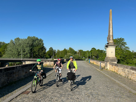 Radler auf Brücke in Wendlingen