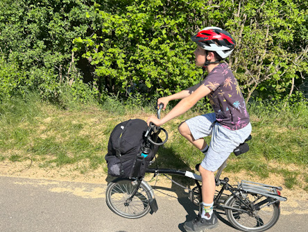 Junge auf Brompton
