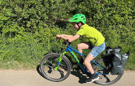 Junge auf Rad